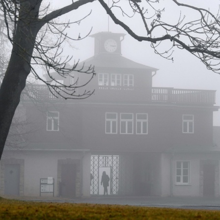 Das Tor der Gedenkstätte Buchenwald liegt im Nebel.