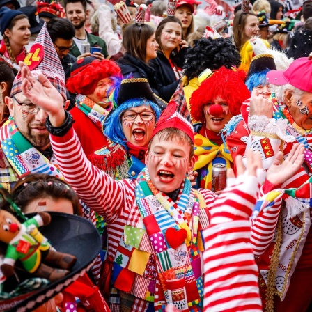 Eine Menschenmenge von Kostümierten an Karneval