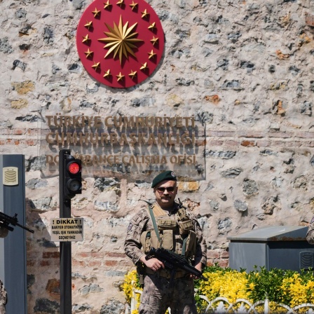 Türkische Sicherheitskräfte stehen vor dem Dolmabahce-Palast, wo Gespräche zwischen russischen und ukrainischen Delegationen erwartet werden. 
