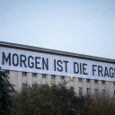 Der Schriftzug Morgen ist die Frage des Künstlers Rirkrit Tiravanija hängt an der Fassade des Techno Clubs Berghain in Berlin Friedrichshain.