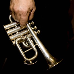 Das Beitragsbild des WDR3 Kulturfeature"Dienst-Schluss! Und dann? Orchestermusiker im (Un)Ruhestand" zeigt eine Männerhand die eine Trompete hält.  