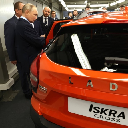 Der russische Präsident Wladimir Putin, links, sieht einen Prototyp des Fahrzeugs Lada Iskra Cross während eines Rundgangs durch die Automobilproduktion im Werk Toljatti am 28. Januar 2025 in Togliatti, Oblast Samara, Russland.