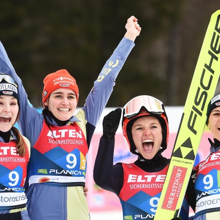 Die deutschen Skispringerinnen jubeln über die Goldmedaille beim Teamwettkampf.