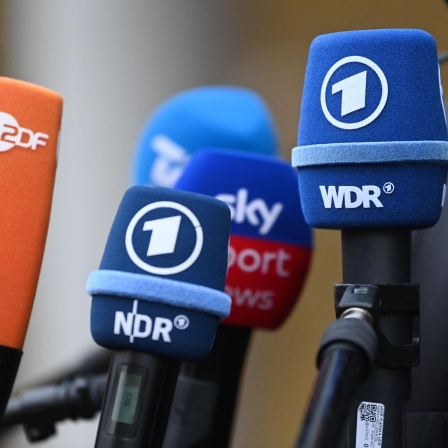 Mikrofone sind während eines Medientermin vor dem Mannschaftshotel der deutschen Handball-Nationalmannschaft zu sehen.