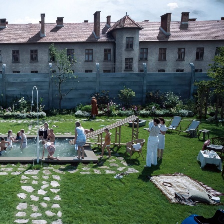 Garten der Familie Höß neben der Mauer des KZs Auschwitz. Szene aus dem Film "Zone of Interest"