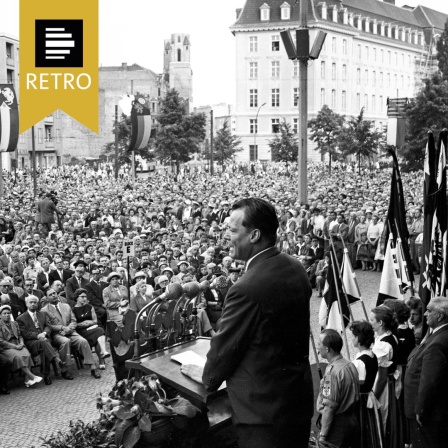 Tag der Deutschen Einheit - Kudngebung vor dem Schöneberger Rathaus auf dem Rudolf-Wilde-Platz, der Regierende Bürgermeister Willy Brandt bei seiner Ansprache, Berlin, Deutschland 1958.