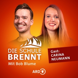 Carina Neumann und Bob Blume auf dem Podcast-Cover von &#034;Die Schule brennt - der Bildungspodcast mit Bob Blume&#034;