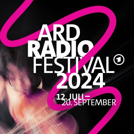 Eine Gegerin neben dem Logo des ARD Radiofestivals 2024