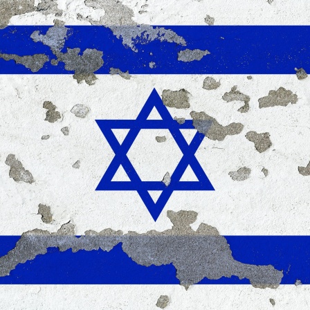 Die Nationalflagge von Israel auf einer Wand mit abgeplatzter und rissiger Wandfarbe.