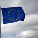 Eine EU-Flagge im Wind vor bewölktem Himmel 