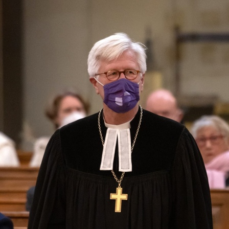 Der EKD-Vorsitzende Heinrich Bedford-Strohm kommt in die Kirche zum Gottesdienst mit Maske