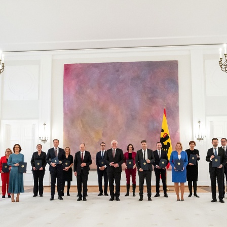 Bundespräsident Frank-Walter Steinmeier mit den Mitgliedern der neuen Bundesregierung im Schloss Bellevue