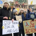 Mehrere Klimaaktivistinnen und -aktivisten bei einer Protestveranstaltung am Rande des Weltwirtschaftsforums in Davos in der Schweiz.
