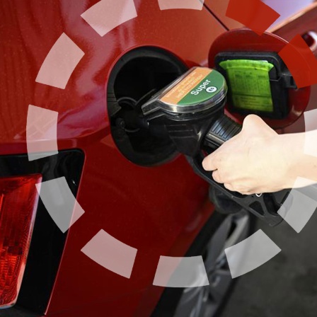Eine Frau bedankt ihr Auto mit Benzin.