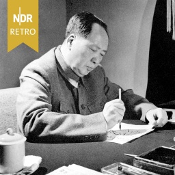 Mao Zedong (1893-1976) schreibt Kalligraphie, um 1955.