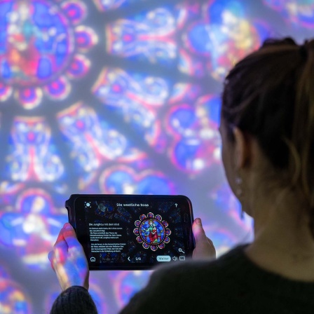 Cecile Guarinoni, Kulturbeauftragte des Institut Francais Berlin führt durch die Ausstellung "Notre-Dame de Paris - Weltreise einer Kathedrale"_foto: dpa/Hannes P. Albert