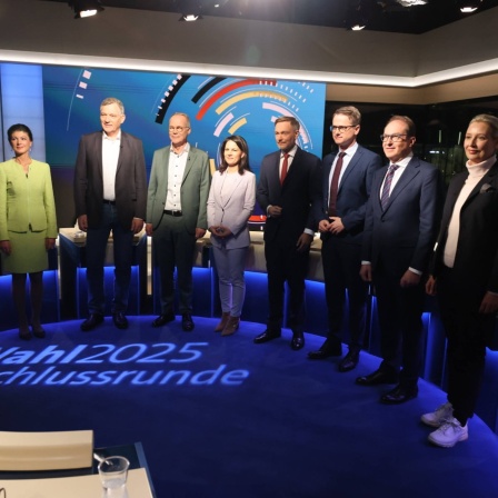 Vertreter der Parteien BSW, Linkspartei, SPD, Grüne, FDP, CDU, CSU und AfD stehen bei der Begrüßung nebeneinander