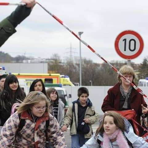 Schüler werden am 11.3.2009 in Winnenden aus dem Schulzentrum, in dem sich die Albertville-Realschule befindet, evakuiert