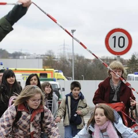 Schüler werden am 11.3.2009 in Winnenden aus dem Schulzentrum, in dem sich die Albertville-Realschule befindet, evakuiert