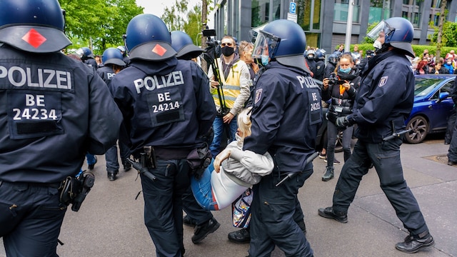 22.05.2021, Berlin, Impression von der Anti-Corona Demo, die erneut von der Bewegung Querdenken initiiert wurde. Bild: Vladimir Menck/SULUPRESS.DE