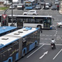 Busse stehen an einer roten Ampel.