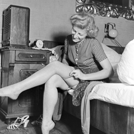 Eine Frau zieht sich Nylonstrümpfe an (Archivbild)