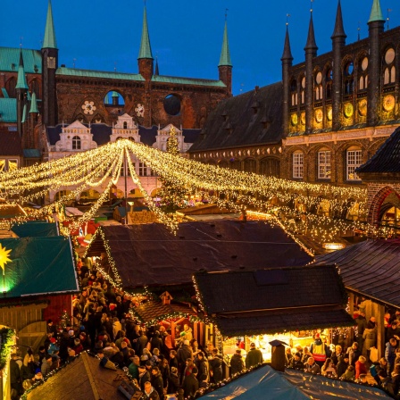 Der Weihnachtsmarkt in Lübeck vor dem Rathaus.