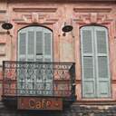Symboldbild: Das Fenster eines alten Cafés in Geogia