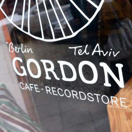 Das Cafe und der Recordstore "Gordon" mit israelischer Küche © Jens Kalaene/dpa-Zentralbild/ZB
