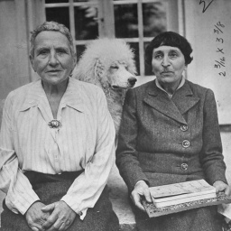 Gertrude  Stein  und Alice  B.  Toklas sitzen nebeneinander