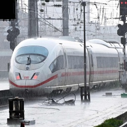 Ein ICE fährt bei Regen in den Kölner Hauptbahnhof. 