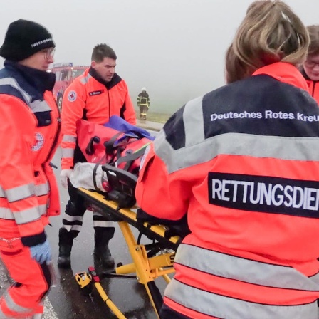 Im Notfalleinsatz: Sanitäter an einer Unfallstelle