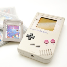 Ein Game Boy aus dem Jahr 1989 mit diversen Spielen.