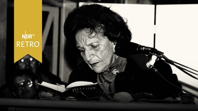 Ida Ehre liest aus einem Buch