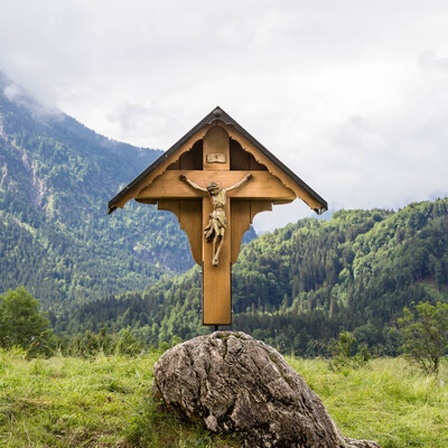 Ein Wegekreuz vor Bergkulisse