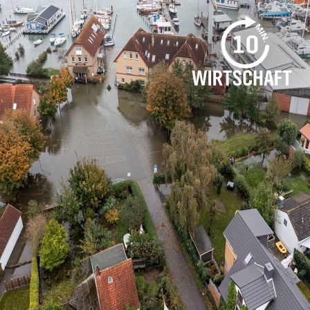 Nach einer Sturmflut stehen mehrere Häuser in der Nähe einer Marina bei Arnis unter Wasser.