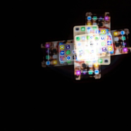 Ein Smartphone mit unzähligen Social-Media-Apps