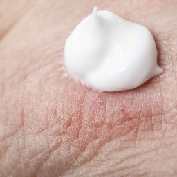 Creme auf trockener Haut (Bild: imago/STPP)