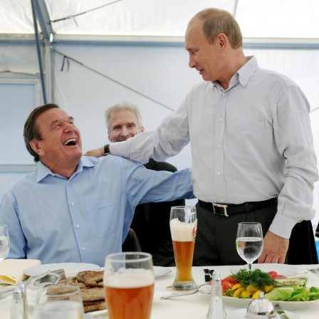 Der damalige Vorstandsvorsitzende der Nord Stream AG, Bundeskanzler a. D. Gerhard Schröder und der russische Ministerpräsident Wladimir Putin treffen sich an der Portovaya-Kompressorstation in Vyborg bei Bier und bester Laune.