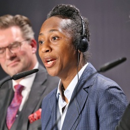 Naomi Beckwith, die künstlerische Leiterin der documenta 16, bei einer Pressekonferenz in Kassel.