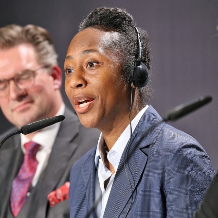 Naomi Beckwith, die künstlerische Leiterin der documenta 16, bei einer Pressekonferenz in Kassel.