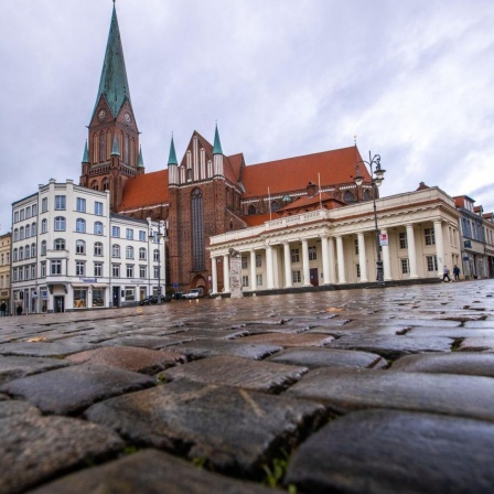 Der menschenleere Marktplatz vor dem Dom in Schwerin 