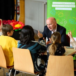 Kai Wegner (CDU), Regierender Bürgermeister von Berlin, spricht im Rahmen eines Besuchs in der Allegro-Grundschule in Berlin-Mitte mit Schülerinnen und Schülern der fünften Klasse (Bild: picture alliance/dpa/Bernd von Jutrczenka)