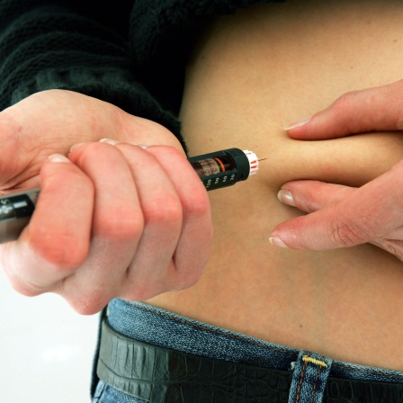Diabetikerin spritzt sich Insulin.