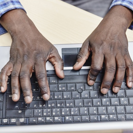 Hände tippen auf einer Tastatur