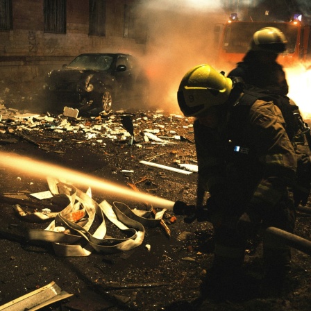 Nach einem Drohnenangriff in Charkiw versuchen Feuerwehrmänner, das Feuer in einem Wohnhaus zu löschen