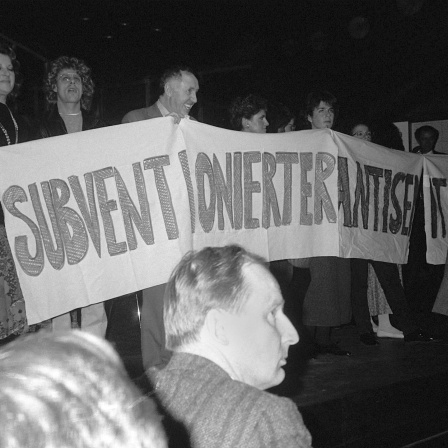 Demonstranten, unter ihnen Ignatz Bubis (Mitte), besetzen am 31.10.1985 die Bühne des Frankfurter Kammerspiels und entrollten ein Transparent mit der Aufschrift &#034;Subventionierter Antisemitismus&#034;.