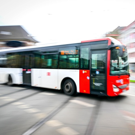 Ein Bus fährt vom Hauptbahnhof in Bremen los.