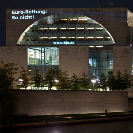 Der Schriftzug "Euro-Rettung: So nicht!" ist am 07.09.2011 auf der Fassade des Bundeskanzleramtes in Berlin zu sehen.