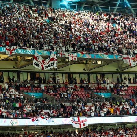 Fußball-EM 2020, Finale im Wembley-Stadion: Fans von England auf der Tribüne.